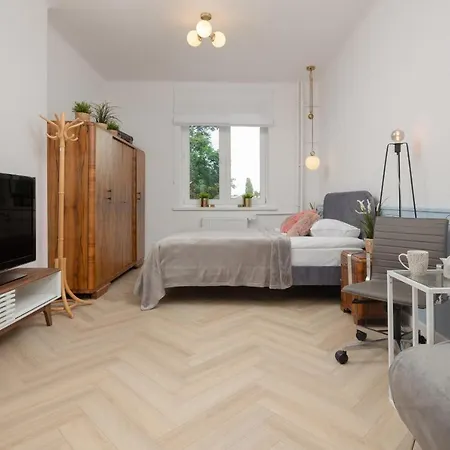 Art Deco Old Town By Renters 아파트 *