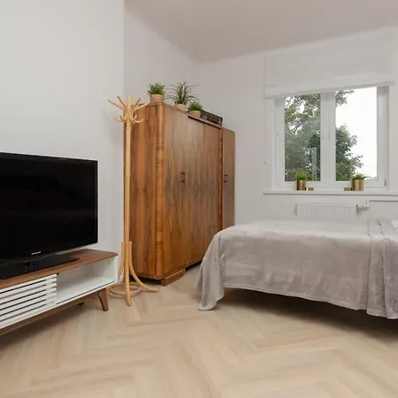 Art Deco Old Town By Renters Apartment