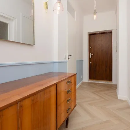 Art Deco Old Town By Renters Apartment
